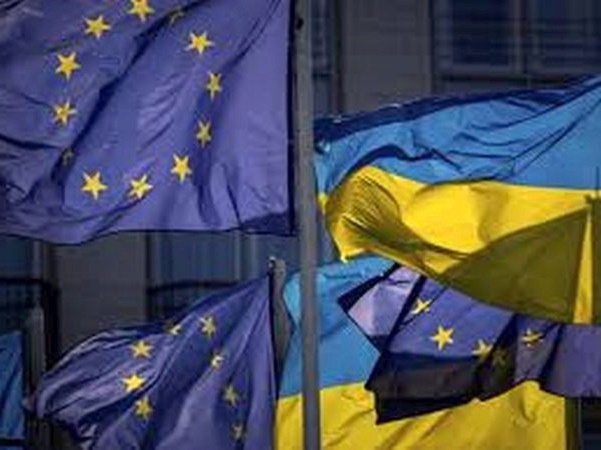 Европейские дипломаты разработали компромиссное решение, которое сможет преодолеть блокаду Венгрией макрофинансовой помощи Украине до 2027 года, пишет в пятницу портал Euractiv.