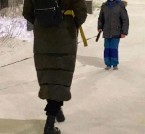 В Екатеринбурге заметили мальчика, который гулял с собакой в одних носках. Рядом с ним была его мама.